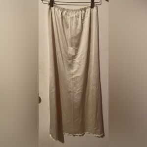 Vanity Fair women’s Cream slip skirt size small